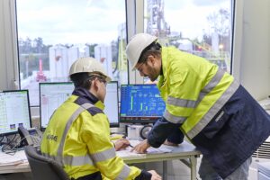 Mitarbeiter besprechen den Bohrplan