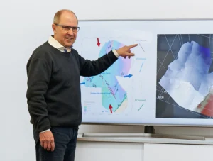 Mann erklärt was Geothermie ist