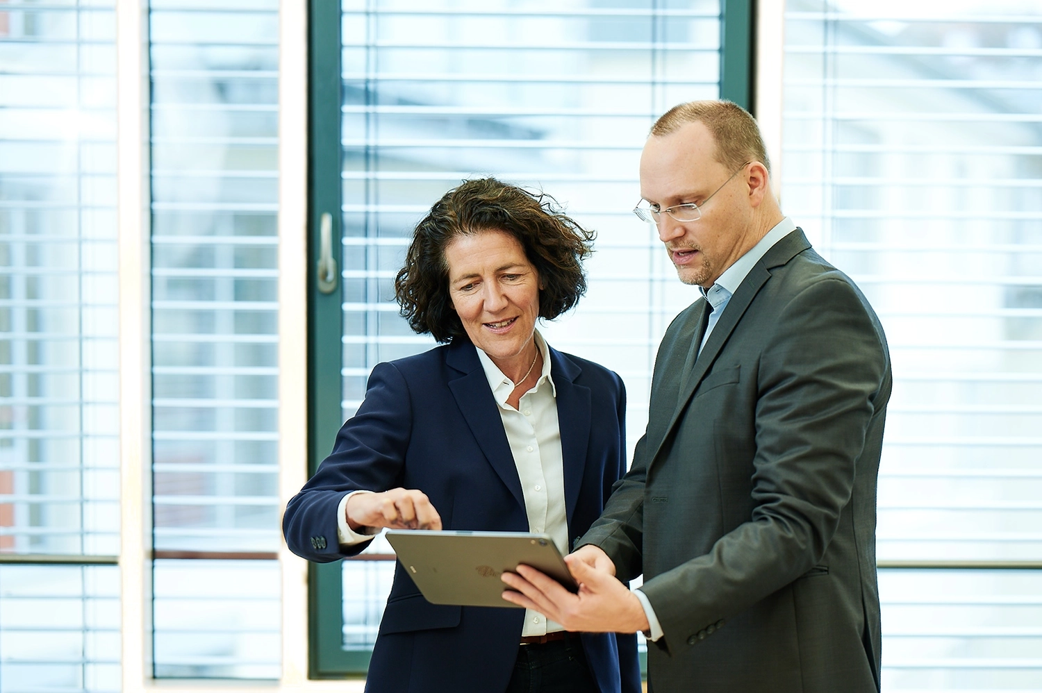 Frau erklärt Mann was Geothermie ist